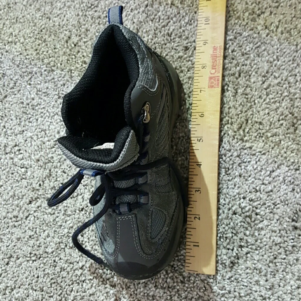 Swiss Gear boy shoes sneakers gray lace up size 1